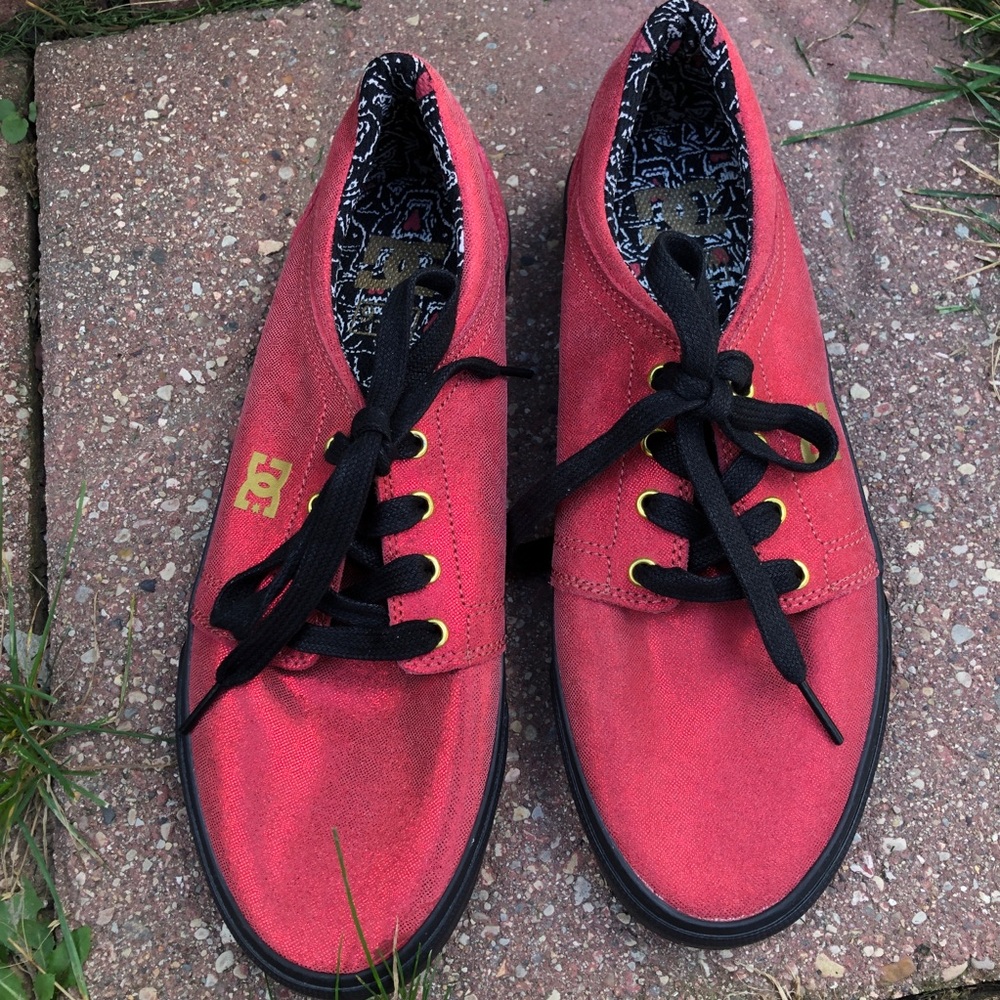 DC Trase X Low Top Red Skate Sneakers women’s 9.5